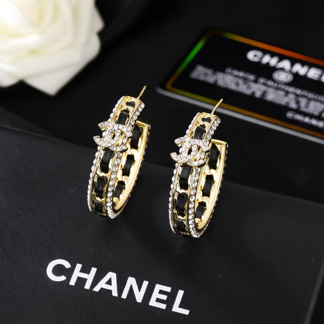 Perlas nuevas de Chanel ✨ Cada detalle está muy finamente trabajado. Este diseño es absolutamente hermoso. Es realmente…