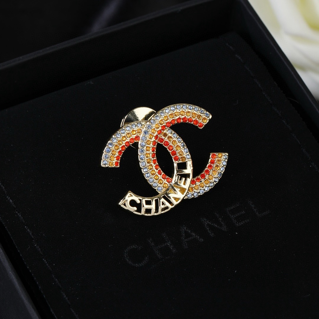 香奈儿 Chanel新款彩虹🌈双C胸针   ✨每一个细节做工非常精细    这款设计非常美轮美奂 这款真