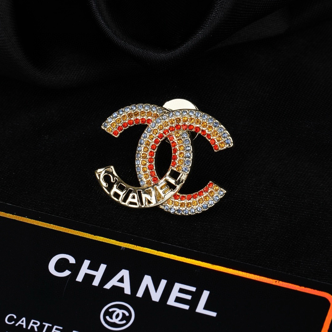 香奈儿 Chanel新款彩虹🌈双C胸针   ✨每一个细节做工非常精细    这款设计非常美轮美奂 这款真
