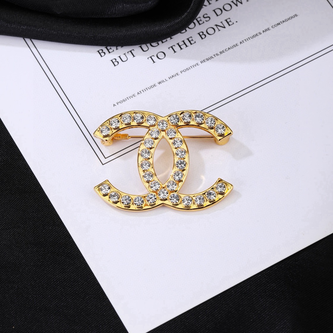 Chanel nuevo broche de doble C ✨ cada detalle está muy finamente trabajado, este diseño es realmente magnífic…