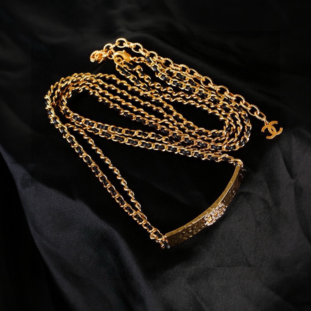 Chanel 小香腰链 精选小羊皮 采用原版一致黄铜材质 电镀18K金 超级重工的一款腰链 力求完美 做