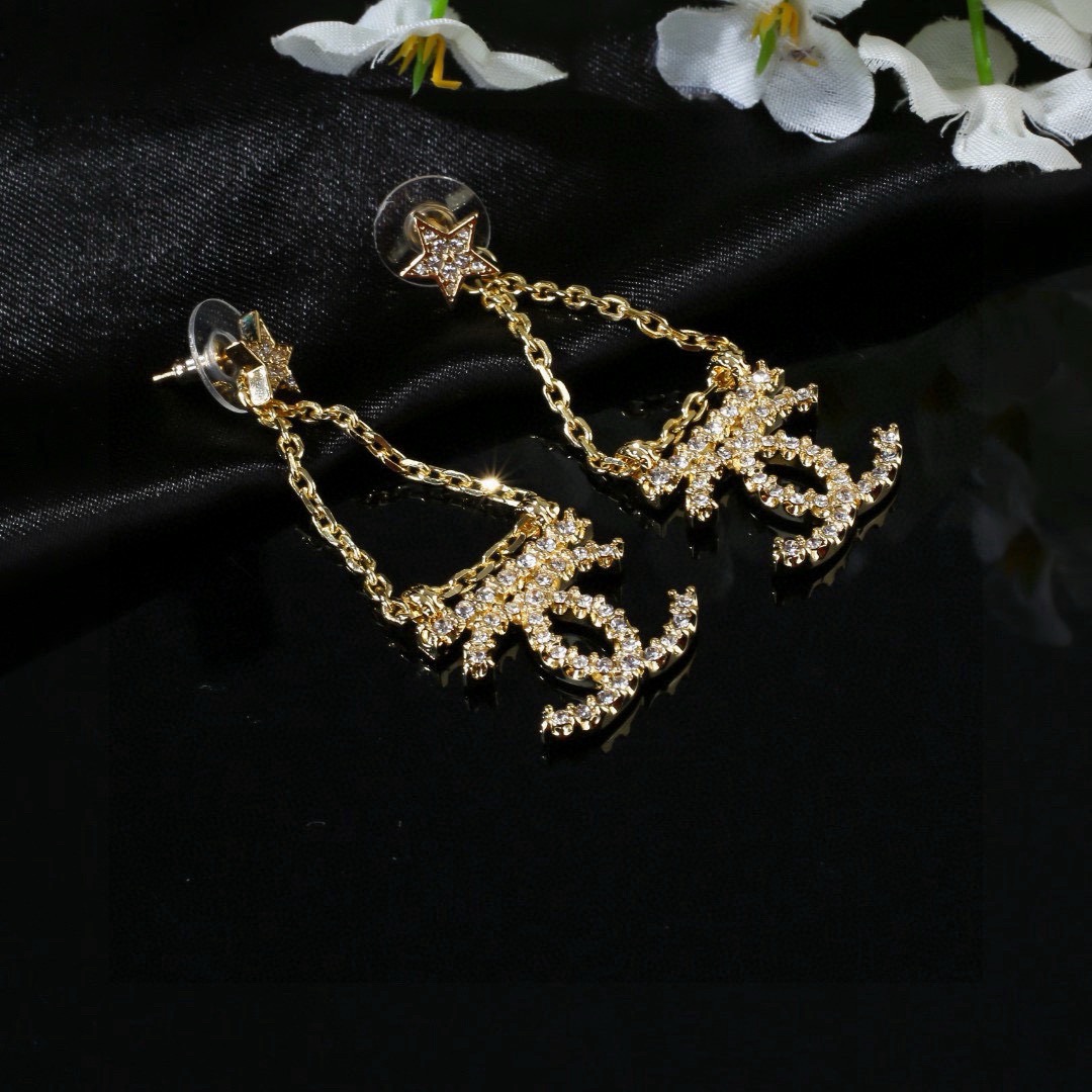 小香Chanel新款耳环   ✨每一个细节做工非常精细    这款设计非常美轮美奂 这款真的超级美超级仙