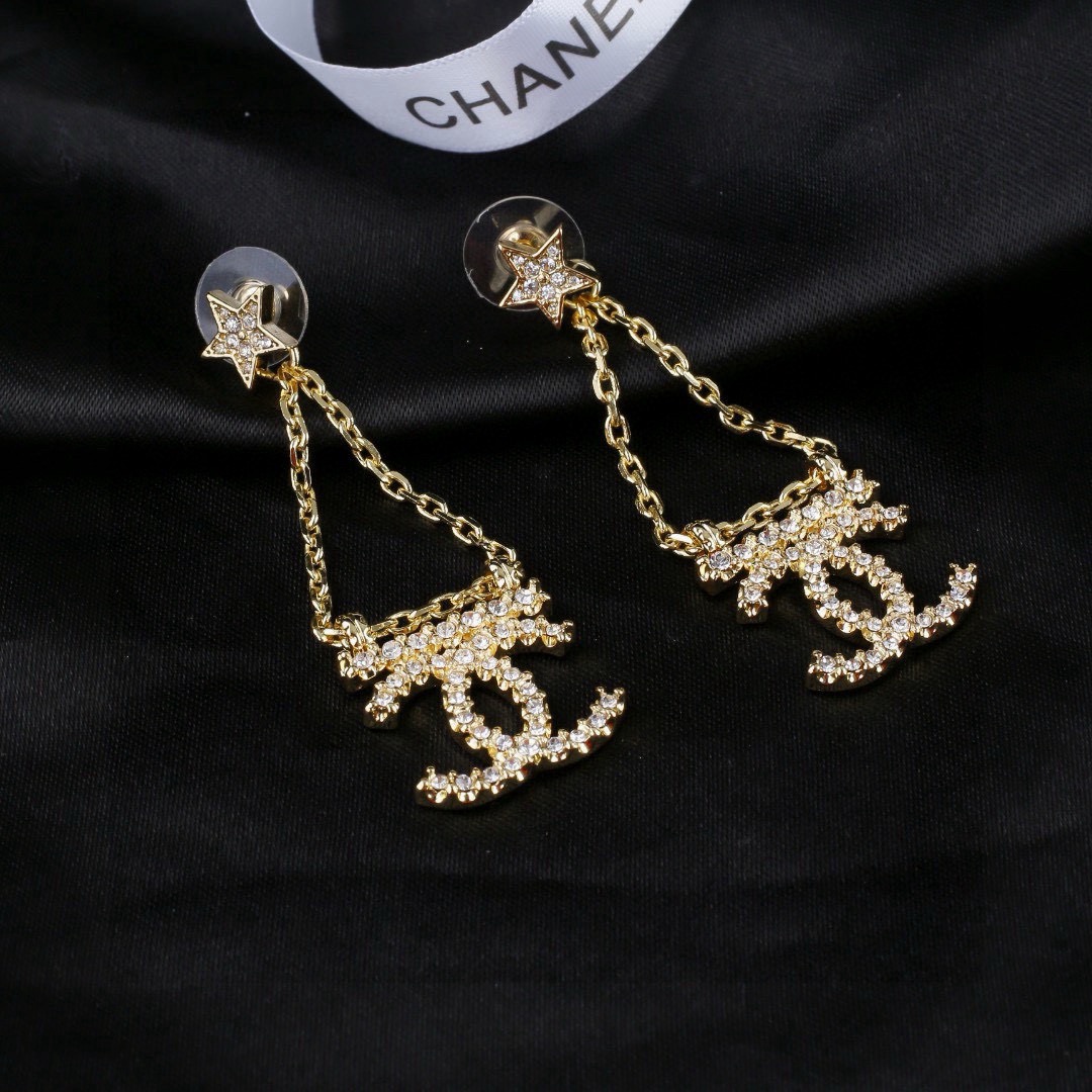 小香Chanel新款耳环   ✨每一个细节做工非常精细    这款设计非常美轮美奂 这款真的超级美超级仙