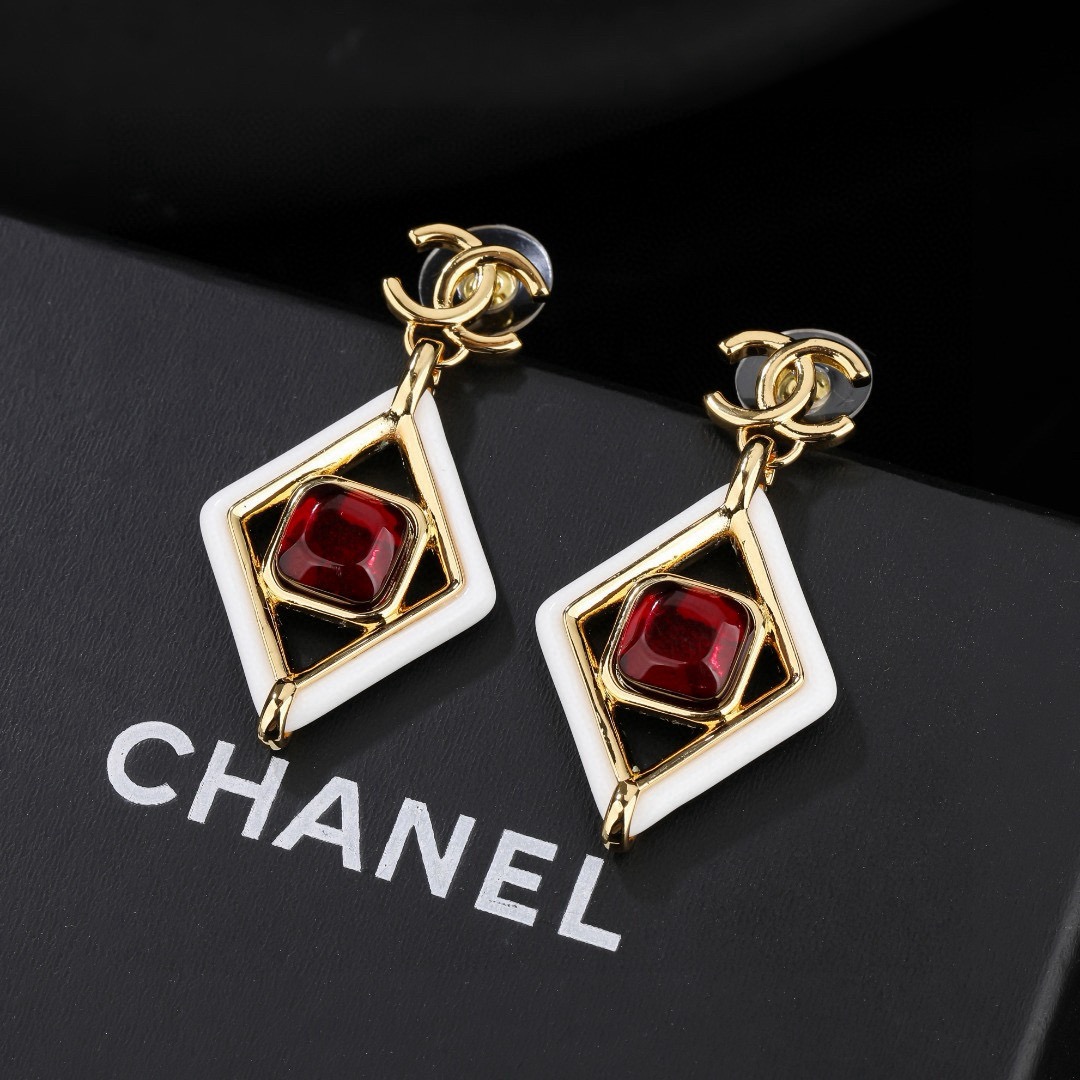 CHANEL 小香新款耳环   ✨每一个细节做工非常精细    这款设计非常美轮美奂 这款真的超级美超级
