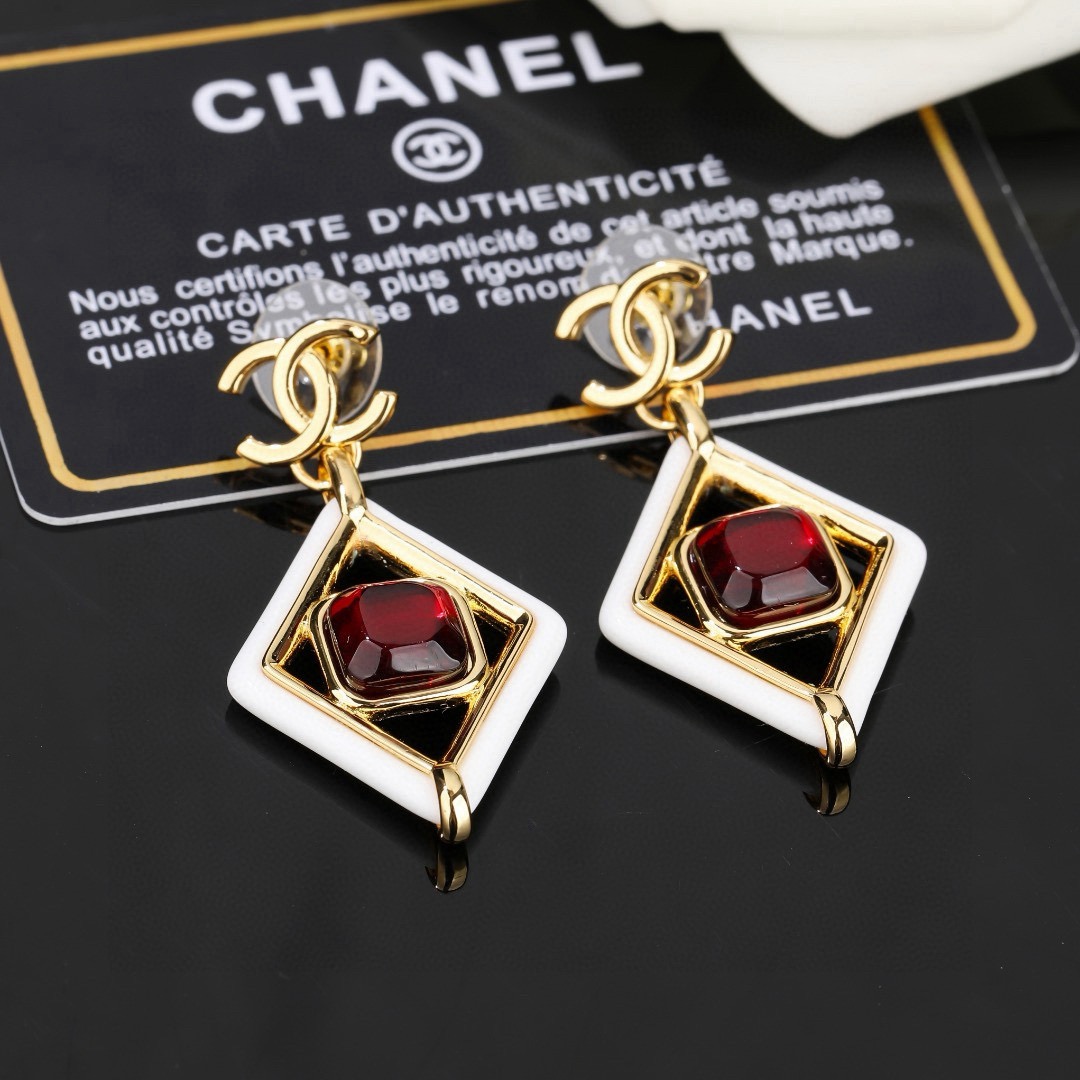 CHANEL 小香新款耳环   ✨每一个细节做工非常精细    这款设计非常美轮美奂 这款真的超级美超级