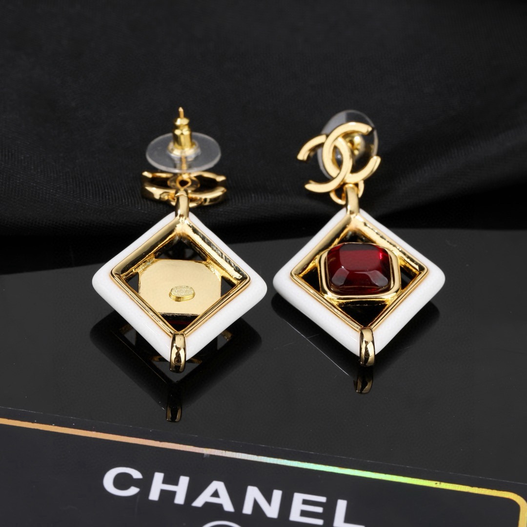 CHANEL 小香新款耳环   ✨每一个细节做工非常精细    这款设计非常美轮美奂 这款真的超级美超级