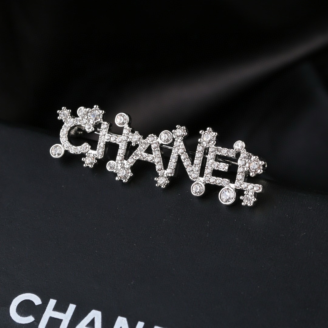 香奈儿 Chanel 秋冬系列 钻石  双C胸针  别有心机设计的一款 超级完美 时髦元素添加