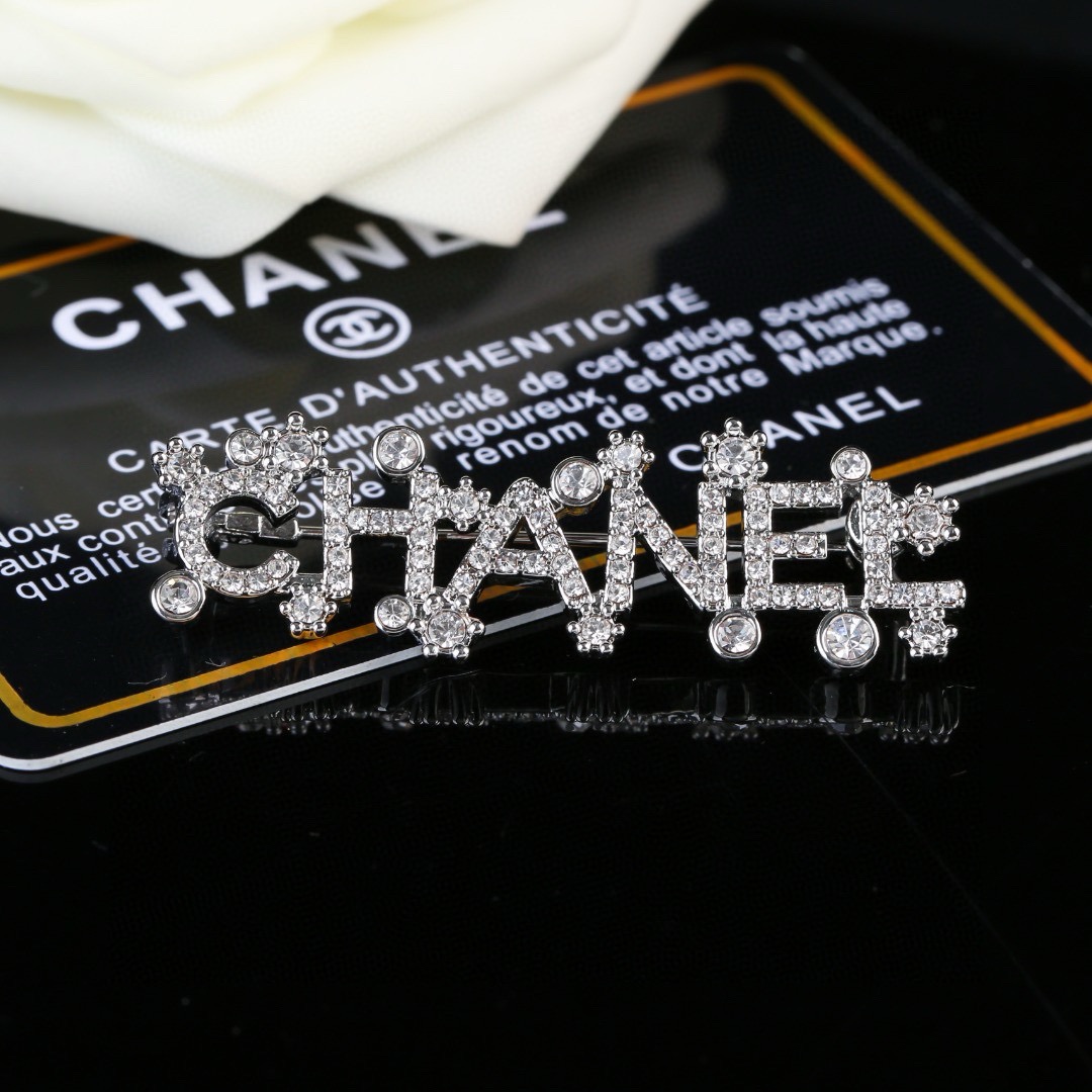 香奈儿 Chanel 秋冬系列 钻石  双C胸针  别有心机设计的一款 超级完美 时髦元素添加