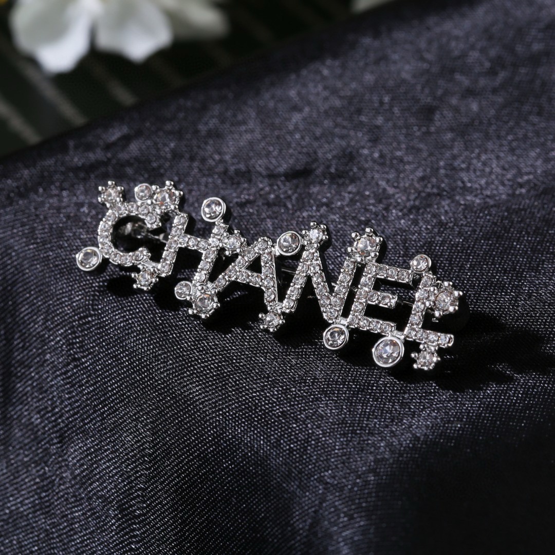 香奈儿 Chanel 秋冬系列 钻石  双C胸针  别有心机设计的一款 超级完美 时髦元素添加