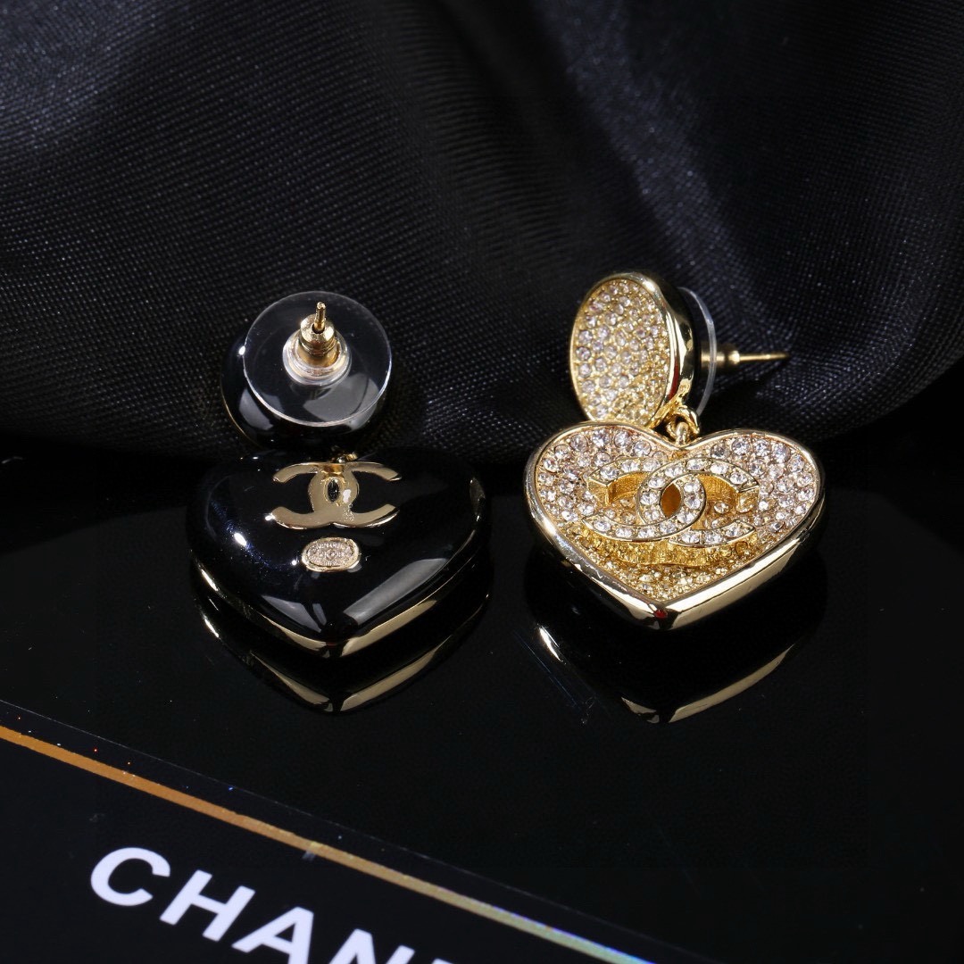 香奈儿  Chanel 新款爱心💗渐变水钻耳环  专柜同步上新 双C耳钉 精工打造原版一致黄铜材质