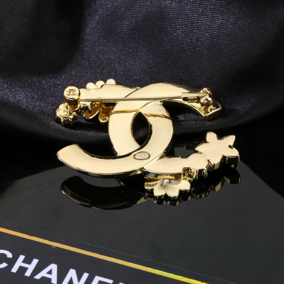 小香Chanel新款满钻花瓣🌹滴油双C胸针   ✨每一个细节做工非常精细    这款设计非常美轮美奂 这