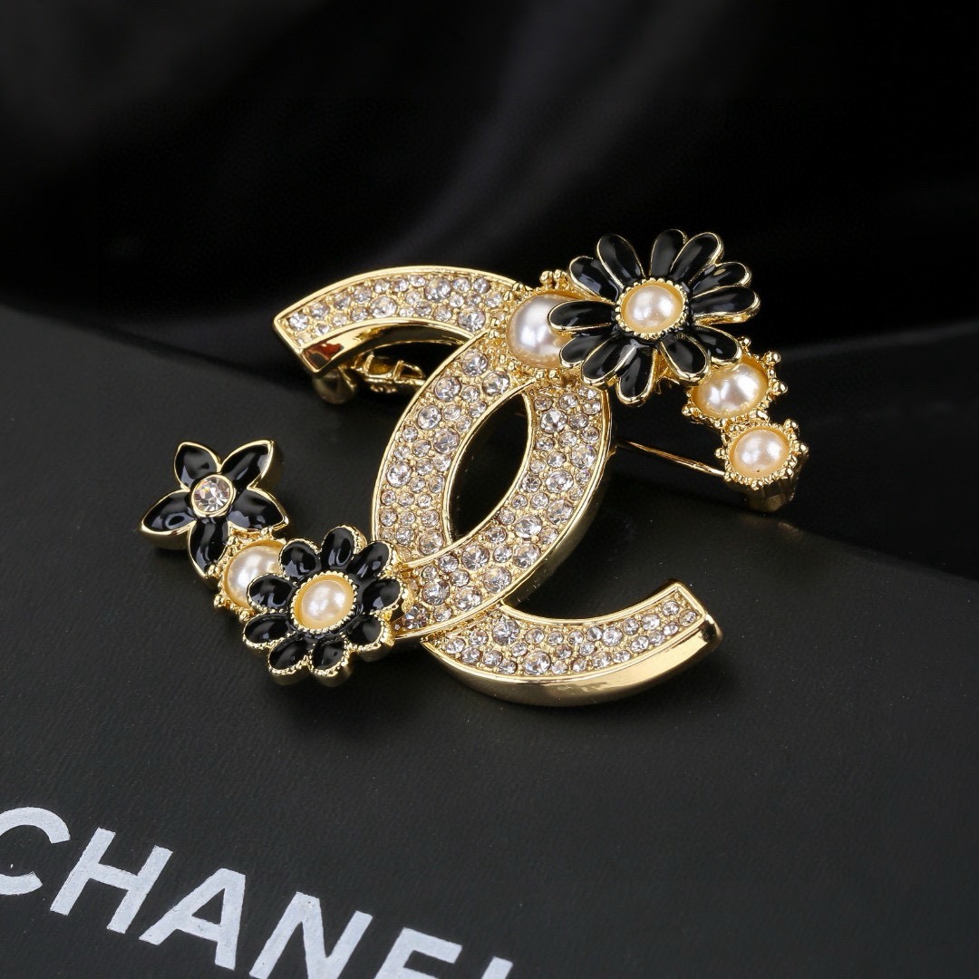 小香Chanel新款满钻花瓣🌹滴油双C胸针   ✨每一个细节做工非常精细    这款设计非常美轮美奂 这