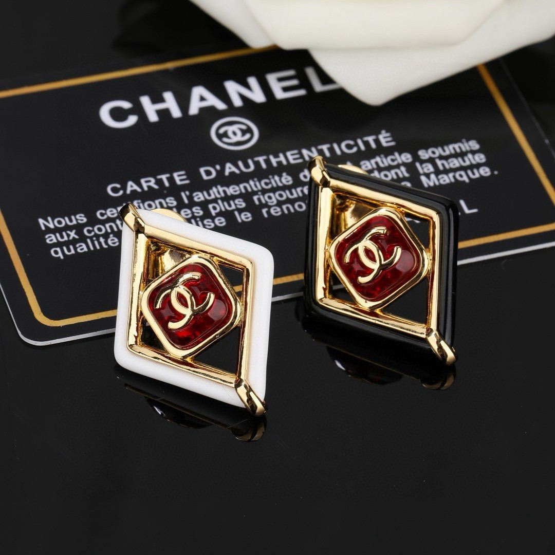 小香Chanel新款双C胸针  ✨每一个细节做工非常精细    这款设计非常美轮美奂 这款真的超级美超级