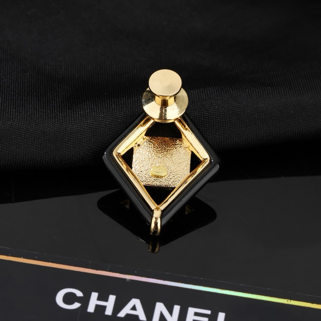 小香Chanel新款双C胸针  ✨每一个细节做工非常精细    这款设计非常美轮美奂 这款真的超级美超级