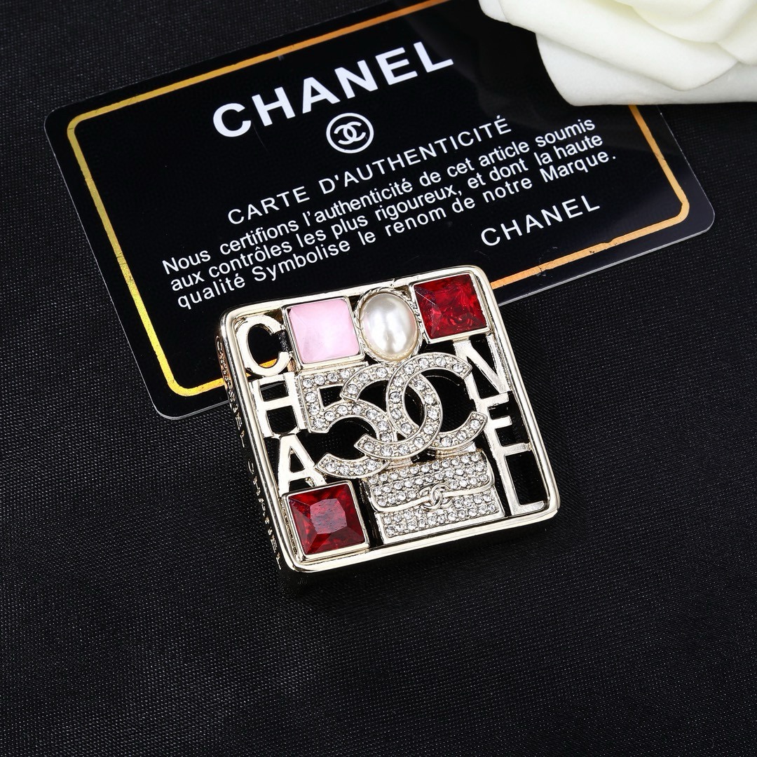 小香Chanel新款彩色胸针  ✨每一个细节做工非常精细    这款设计非常美轮美奂 这款真的超级美超级