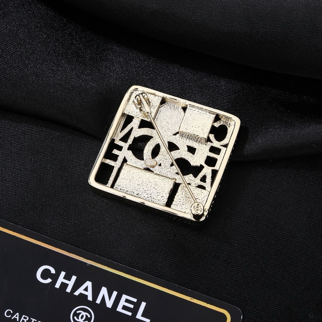 小香Chanel新款彩色胸针  ✨每一个细节做工非常精细    这款设计非常美轮美奂 这款真的超级美超级