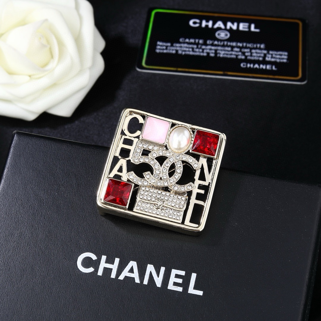 小香Chanel新款彩色胸针  ✨每一个细节做工非常精细    这款设计非常美轮美奂 这款真的超级美超级