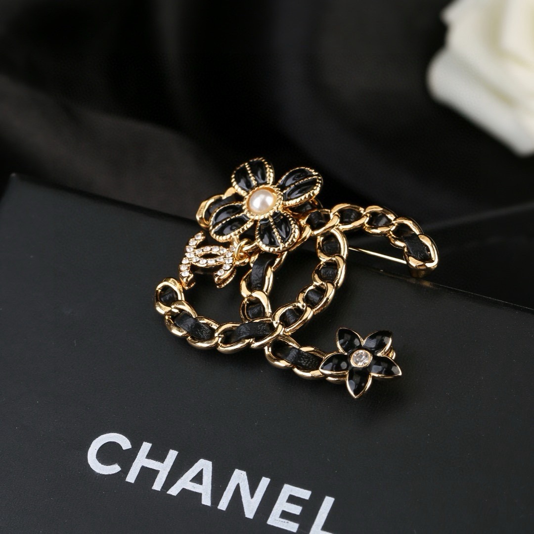 小香 Chanel 秋冬系列 钻石 小羊皮 滴油 🌺双C胸针  别有心机设计的一款 超级完美 时髦元素添