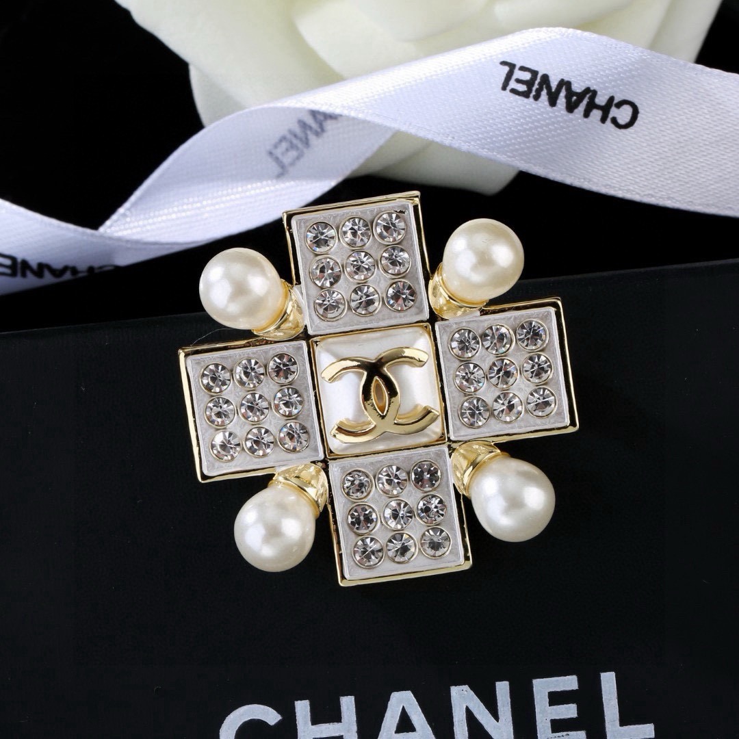 小香Chanel 新款胸针  ✨每一个细节做工非常精细    这款设计非常美轮美奂 这款真的超级美超级仙