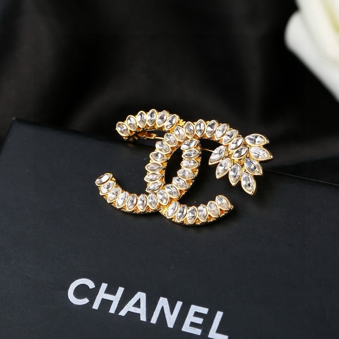 小香 Chanel 秋冬系列 钻石麦穗双C胸针  别有心机设计的一款 超级完美 时髦元素添加
