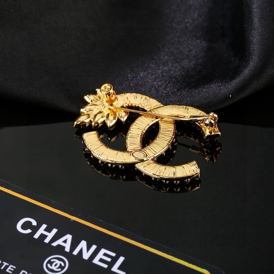 小香 Chanel 秋冬系列 钻石麦穗双C胸针  别有心机设计的一款 超级完美 时髦元素添加