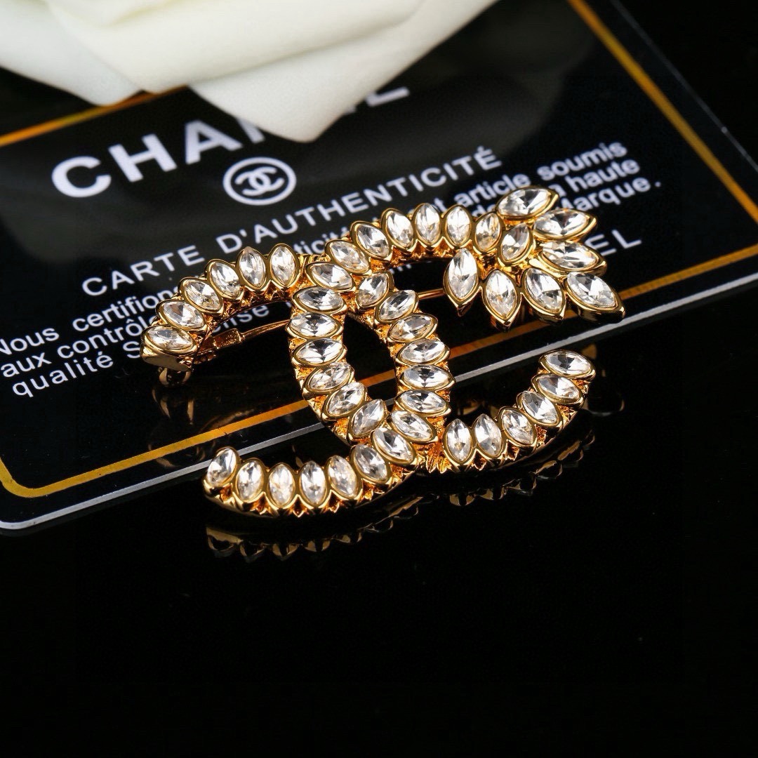 小香 Chanel 秋冬系列 钻石麦穗双C胸针  别有心机设计的一款 超级完美 时髦元素添加