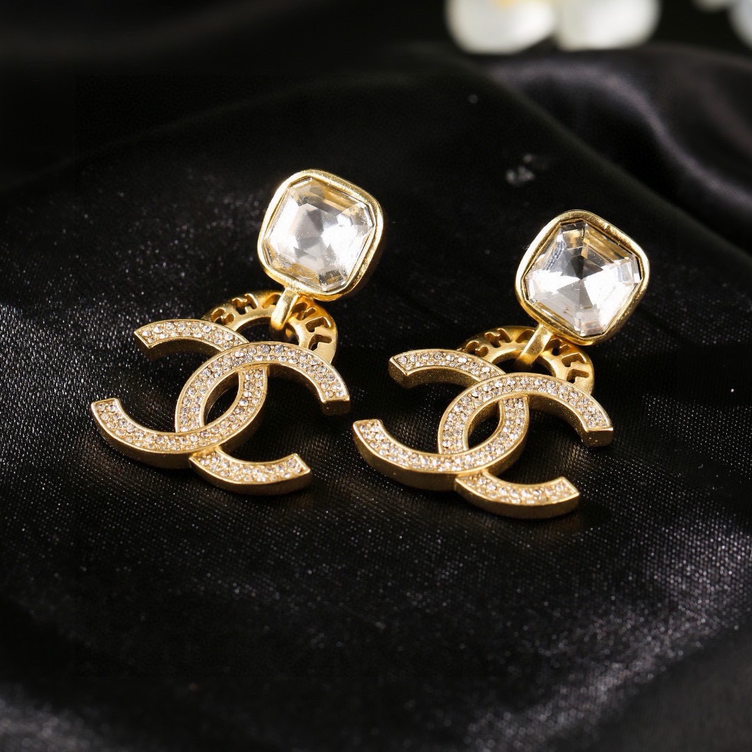 小香新款耳环   ✨每一个细节做工非常精细    这款设计非常美轮美奂 这款真的超级美超级仙 精致小姐姐