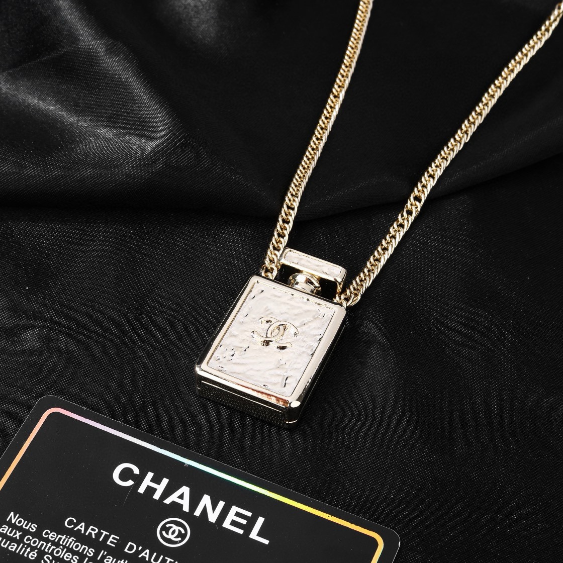 小香 Chanel 新款香水瓶项链  专柜同步上新 双C项链 精工打造原版一致黄铜材质