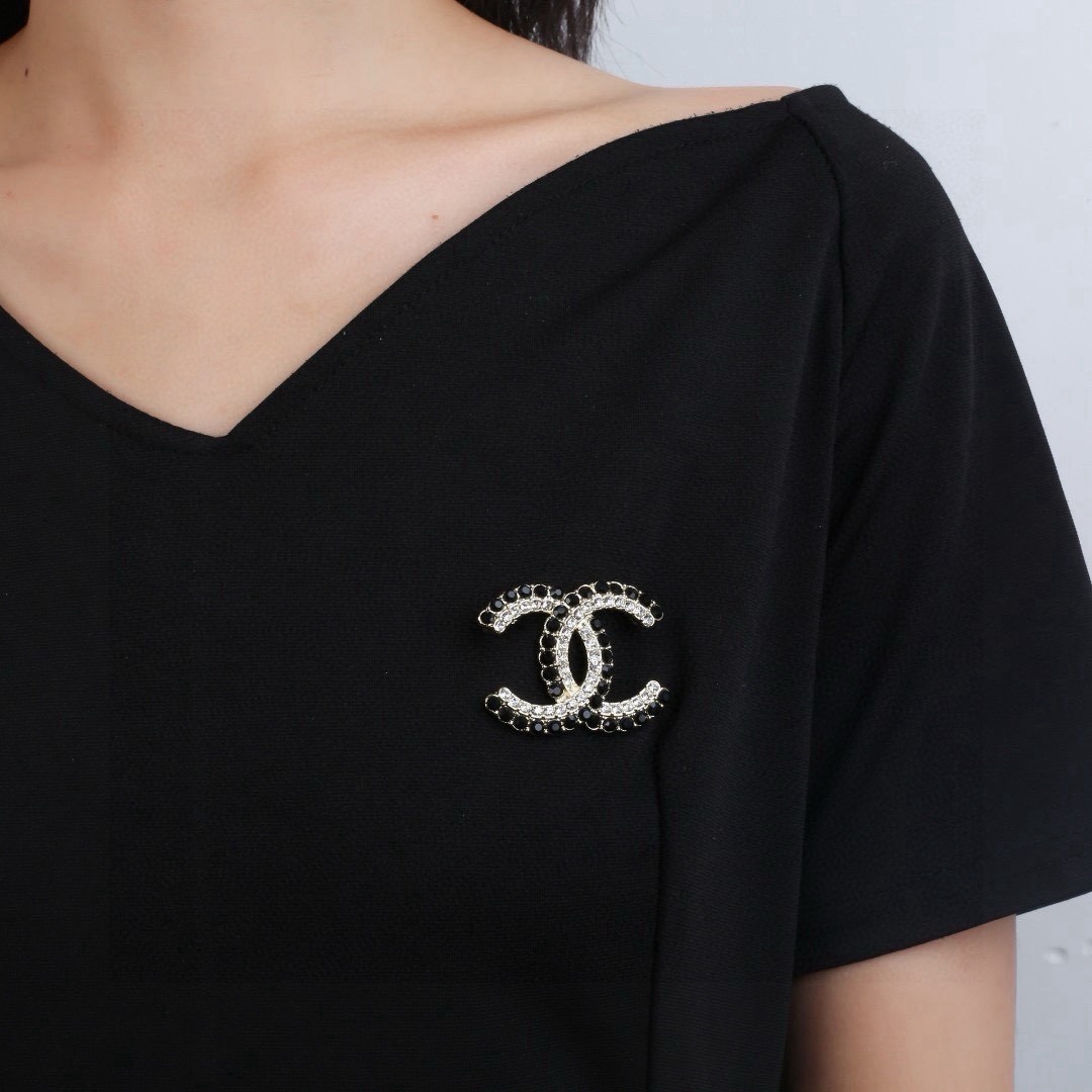 小香Chanel新款满钻双C胸针   ✨每一个细节做工非常精细    这款设计非常美轮美奂 这款真的超级