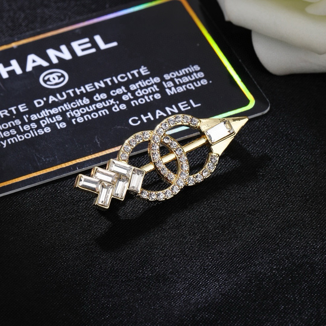 香奈儿 Chanel新款丘比特之箭➡️双C胸针   ✨每一个细节做工非常精细    这款设计非常美轮美奂