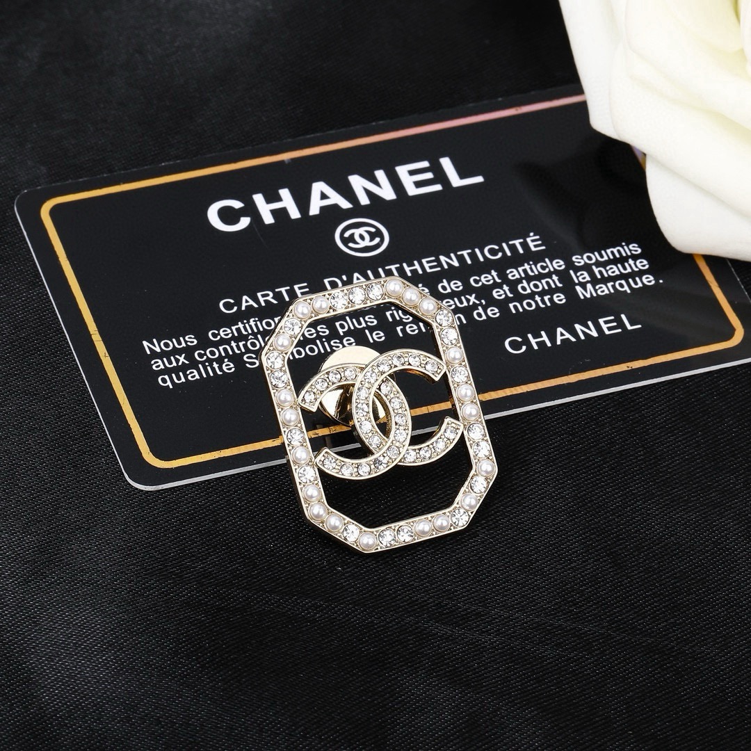 香奈儿 Chanel 秋冬系列 钻石  双C胸针  别有心机设计的一款 超级完美 时髦元素添加