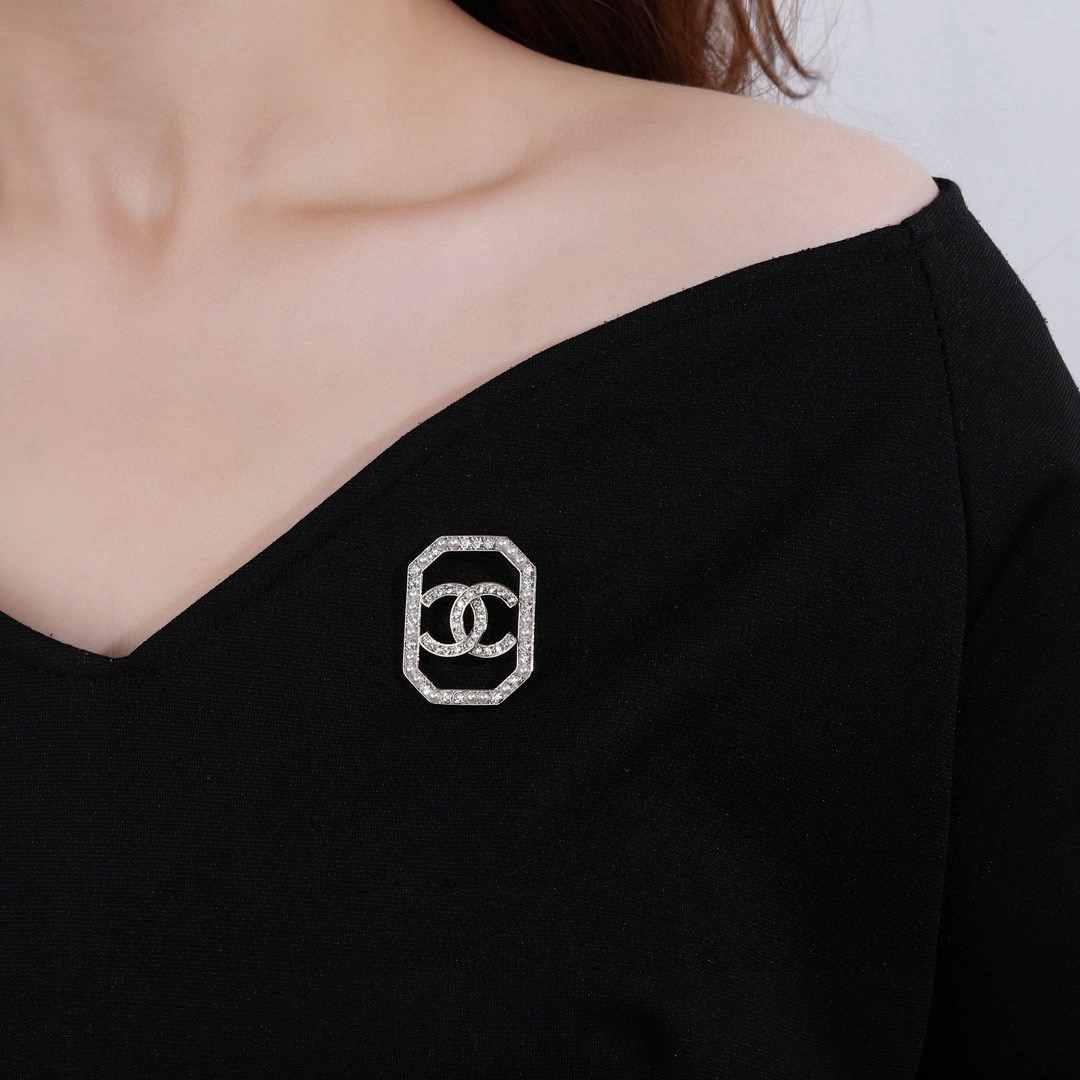 香奈儿 Chanel 秋冬系列 钻石  双C胸针  别有心机设计的一款 超级完美 时髦元素添加
