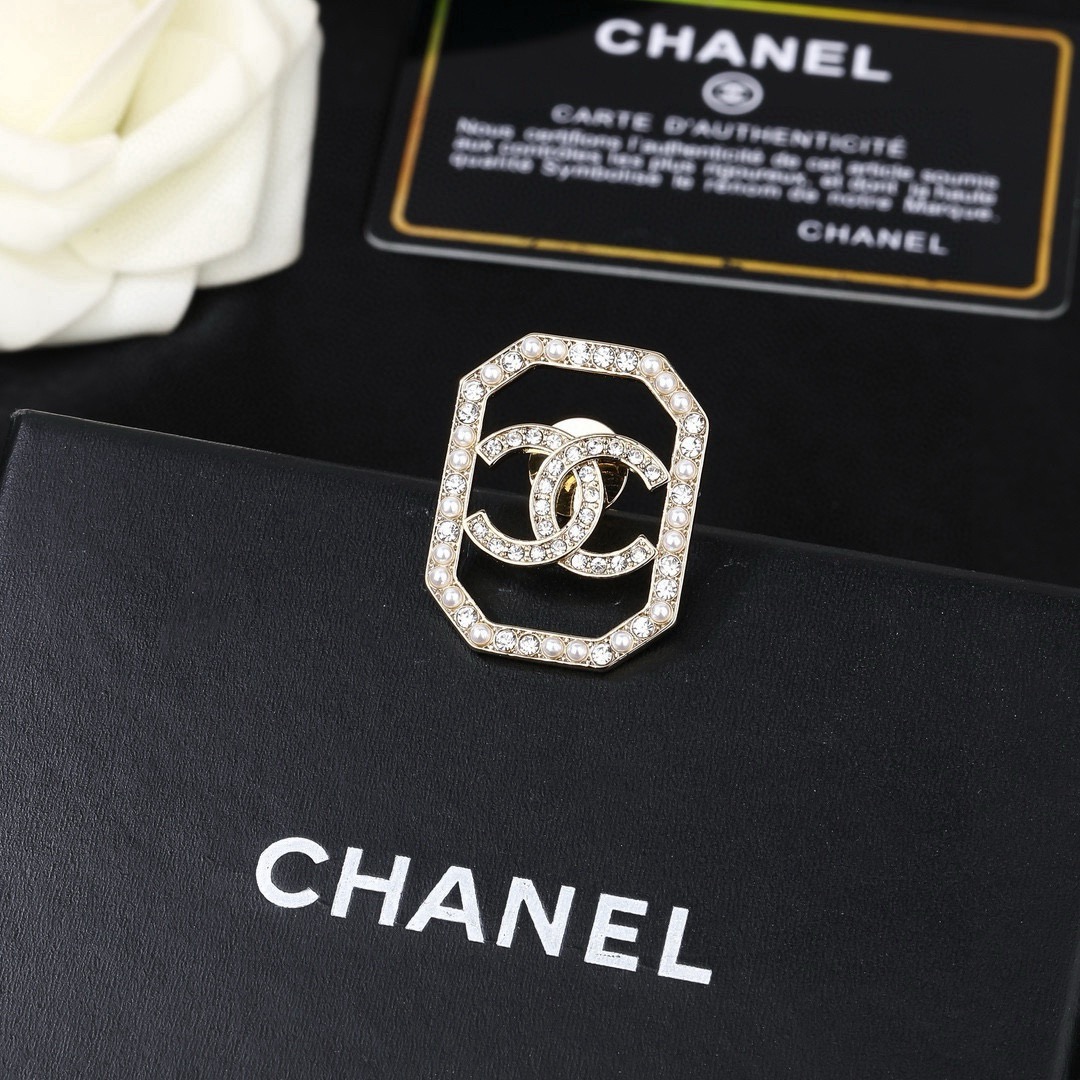 香奈儿 Chanel 秋冬系列 钻石  双C胸针  别有心机设计的一款 超级完美 时髦元素添加