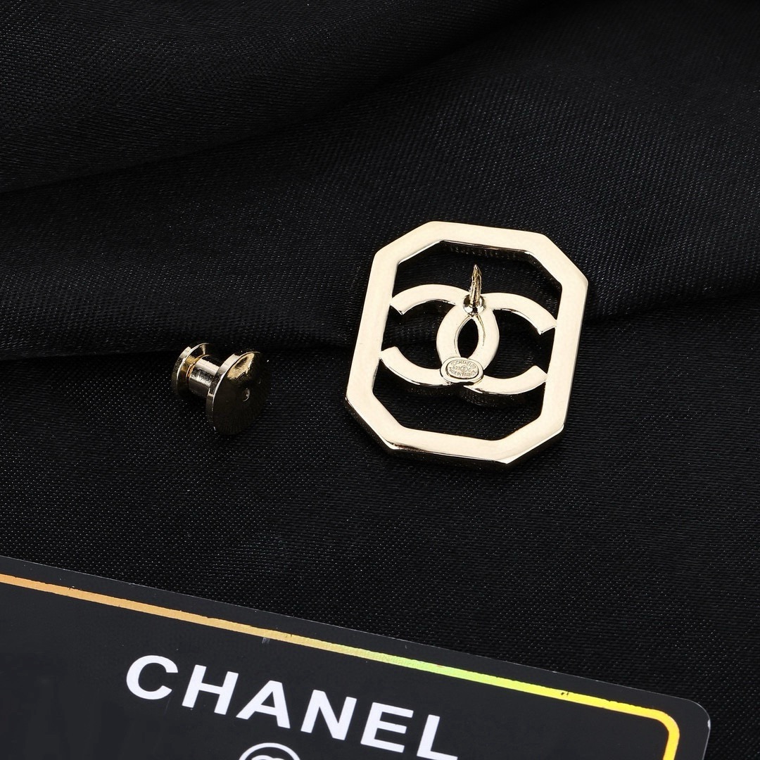 香奈儿 Chanel 秋冬系列 钻石  双C胸针  别有心机设计的一款 超级完美 时髦元素添加