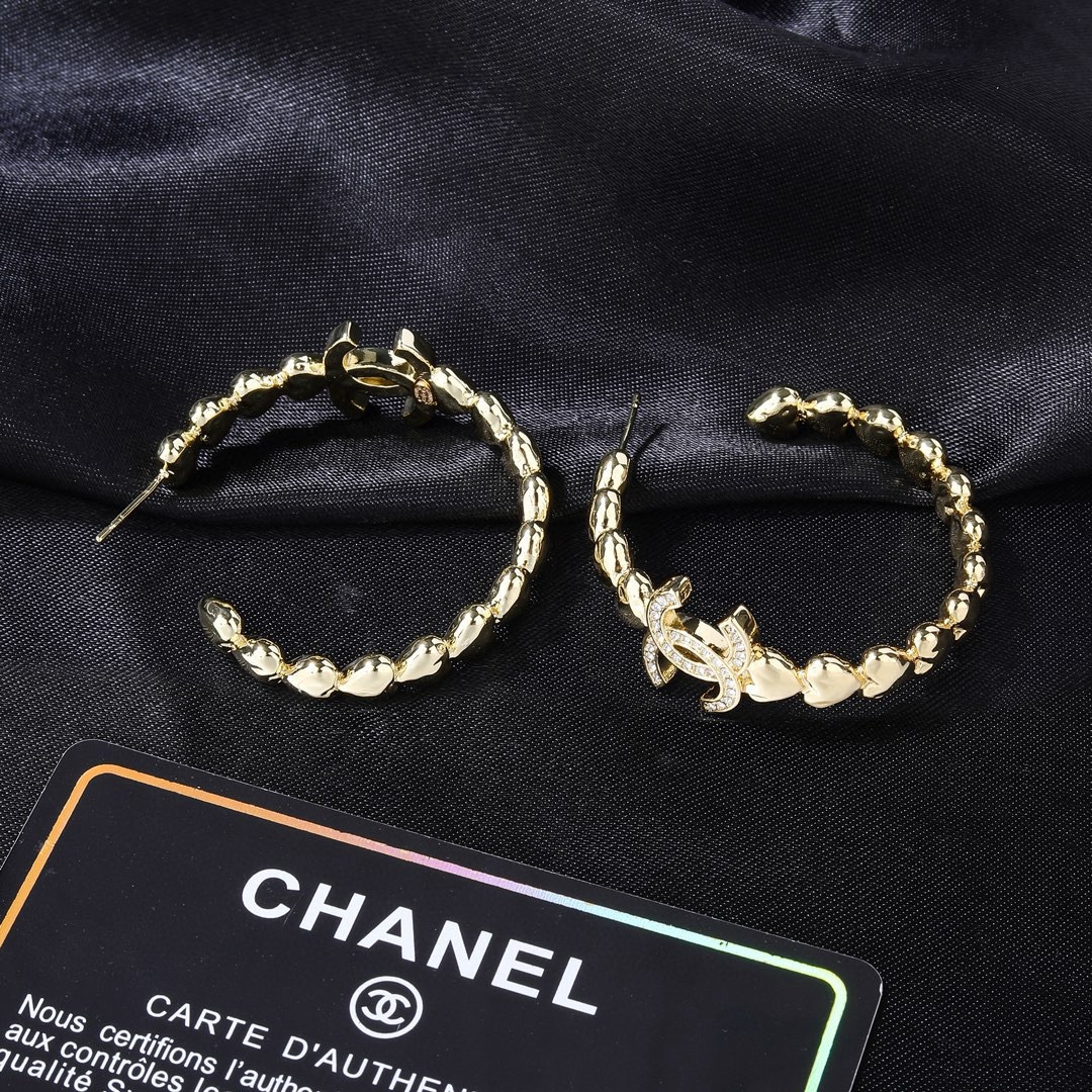 小香Chanel新款耳环   ✨每一个细节做工非常精细    这款设计非常美轮美奂 这款真的超级美超级仙