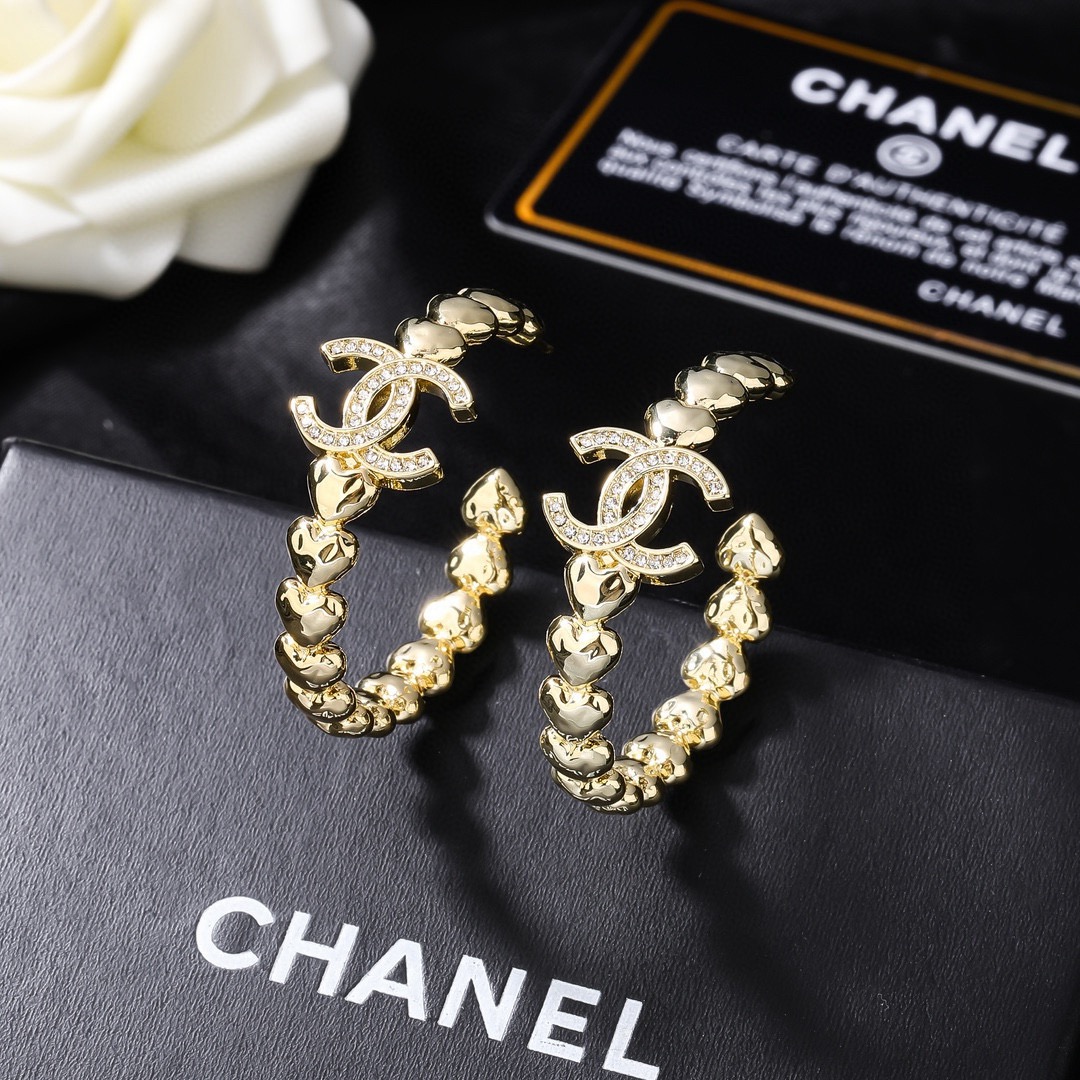 小香Chanel新款耳环   ✨每一个细节做工非常精细    这款设计非常美轮美奂 这款真的超级美超级仙