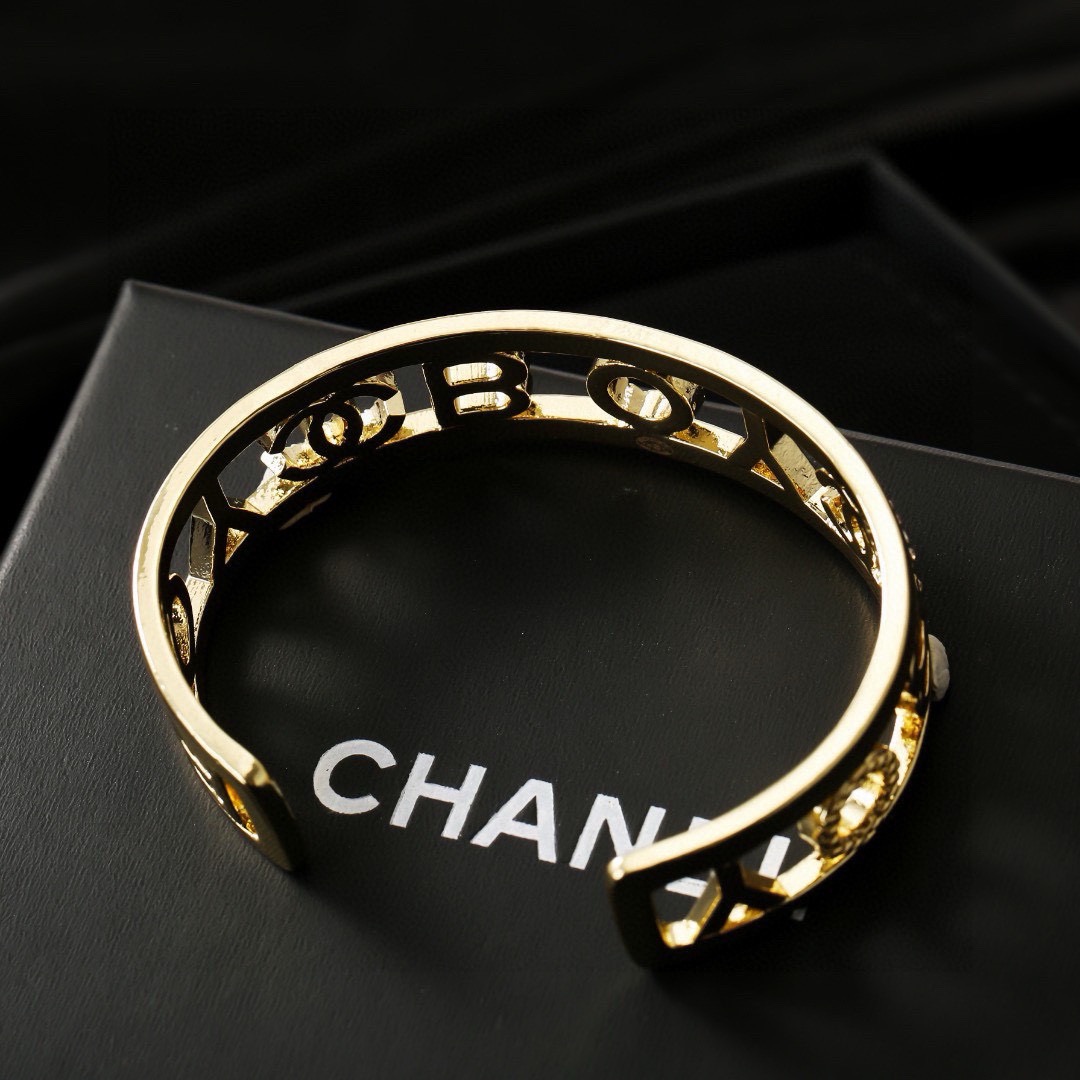 小香Chanel新款双C手镯   ✨每一个细节做工非常精细    这款设计非常美轮美奂 这款真的超级美超