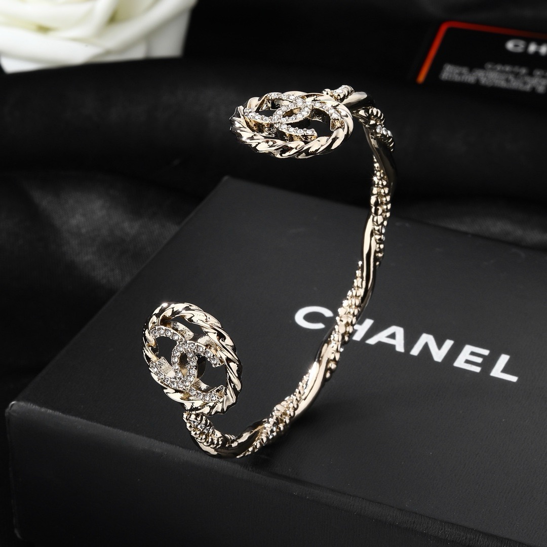 Chanel 香奈儿满钻双C手镯 当季官网新品 专柜1:1精心打造 原版一致黄铜材质 非常适合日常佩戴