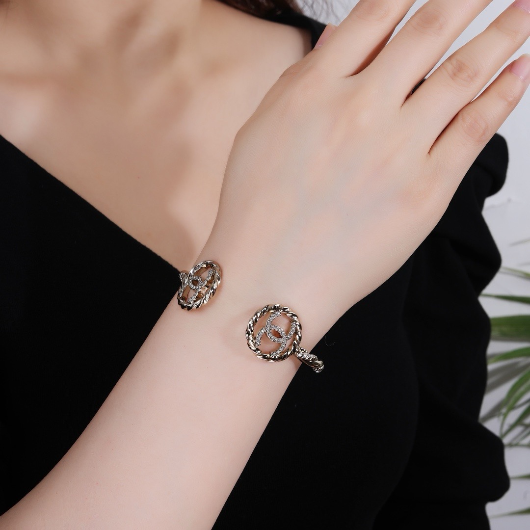 Chanel 香奈儿满钻双C手镯 当季官网新品 专柜1:1精心打造 原版一致黄铜材质 非常适合日常佩戴