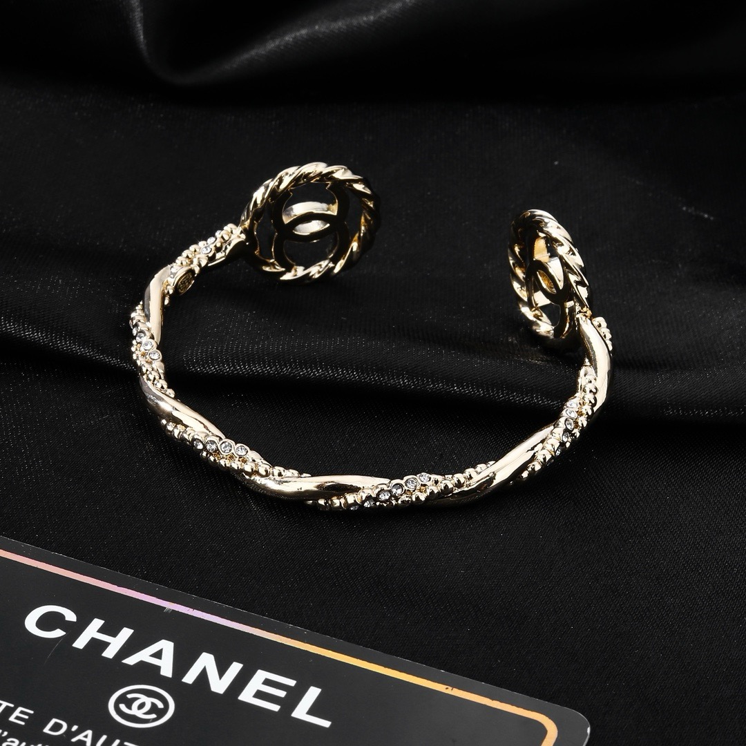 Chanel 香奈儿满钻双C手镯 当季官网新品 专柜1:1精心打造 原版一致黄铜材质 非常适合日常佩戴