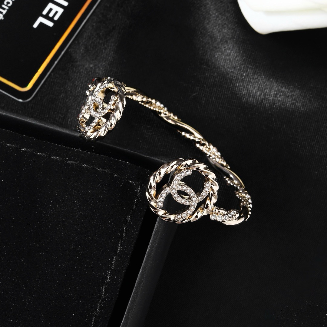 Chanel 香奈儿满钻双C手镯 当季官网新品 专柜1:1精心打造 原版一致黄铜材质 非常适合日常佩戴
