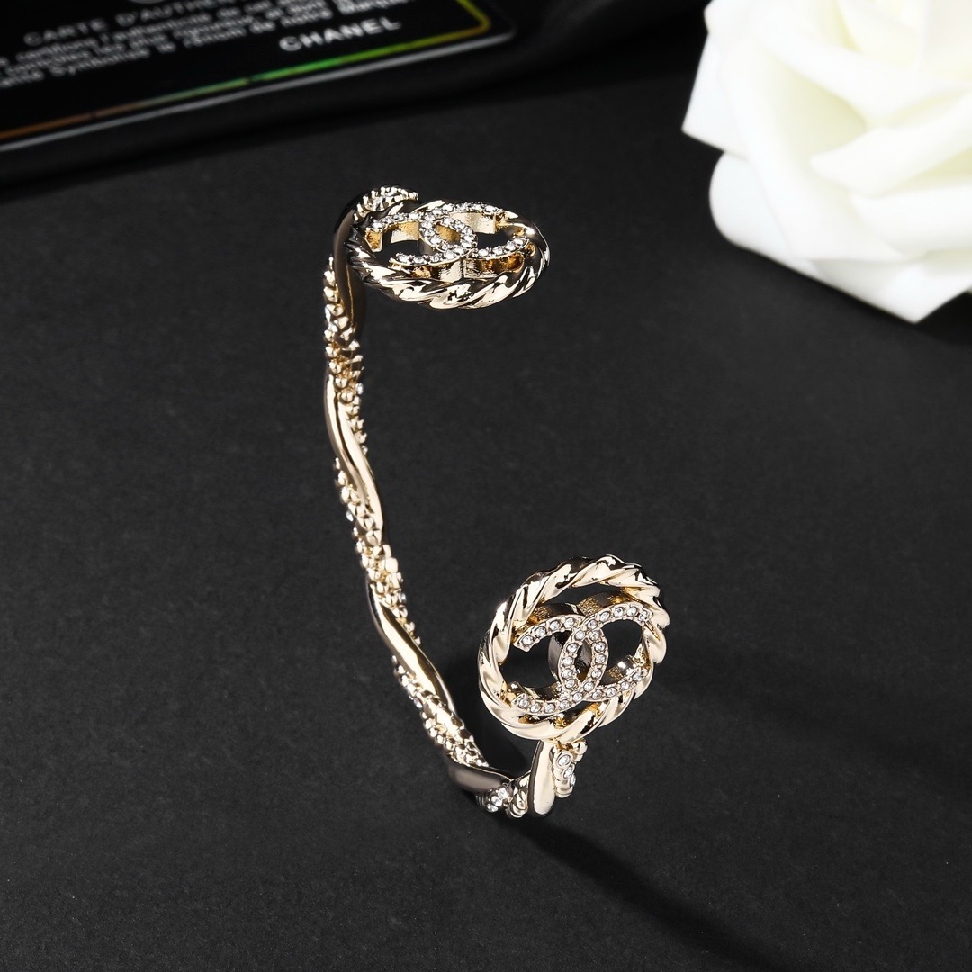 Chanel 香奈儿满钻双C手镯 当季官网新品 专柜1:1精心打造 原版一致黄铜材质 非常适合日常佩戴