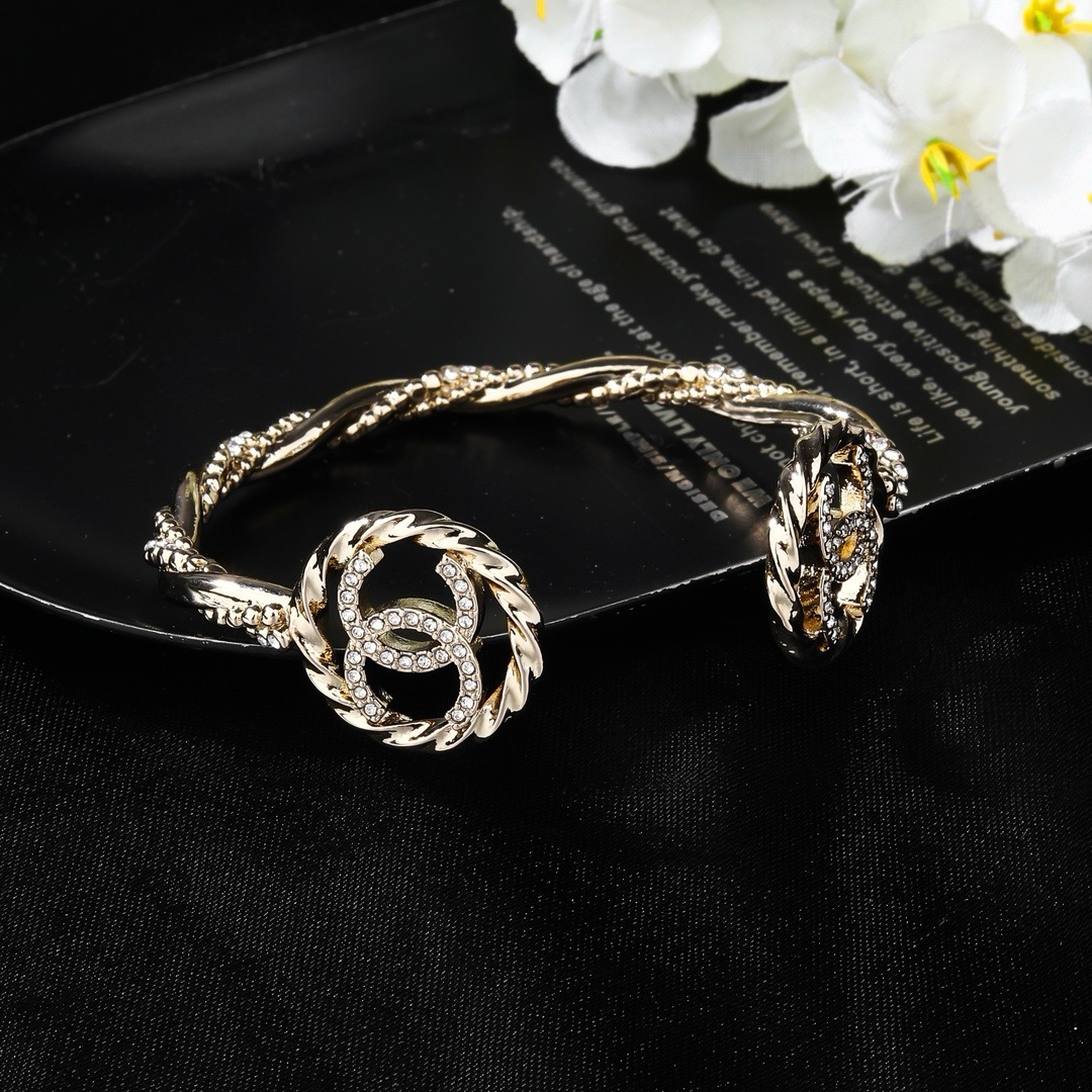 Chanel 香奈儿满钻双C手镯 当季官网新品 专柜1:1精心打造 原版一致黄铜材质 非常适合日常佩戴