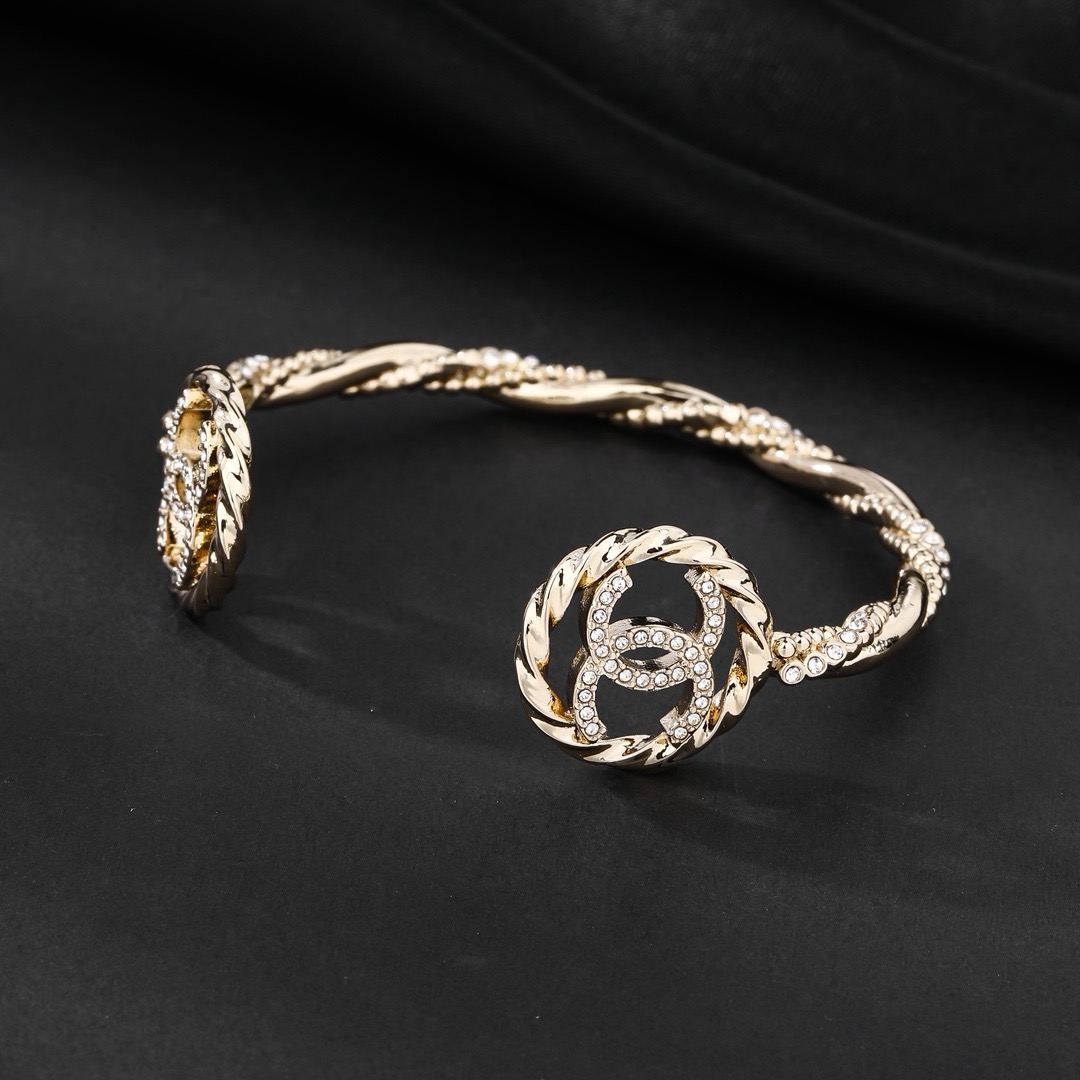 Chanel 香奈儿满钻双C手镯 当季官网新品 专柜1:1精心打造 原版一致黄铜材质 非常适合日常佩戴