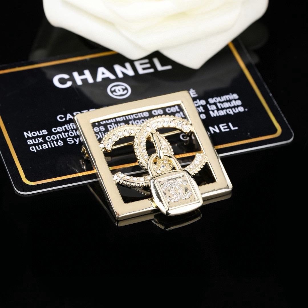 CHANEL 香奈儿新款锁头🔒双C胸针  ✨每一个细节做工非常精细    这款设计非常美轮美奂 这款真的