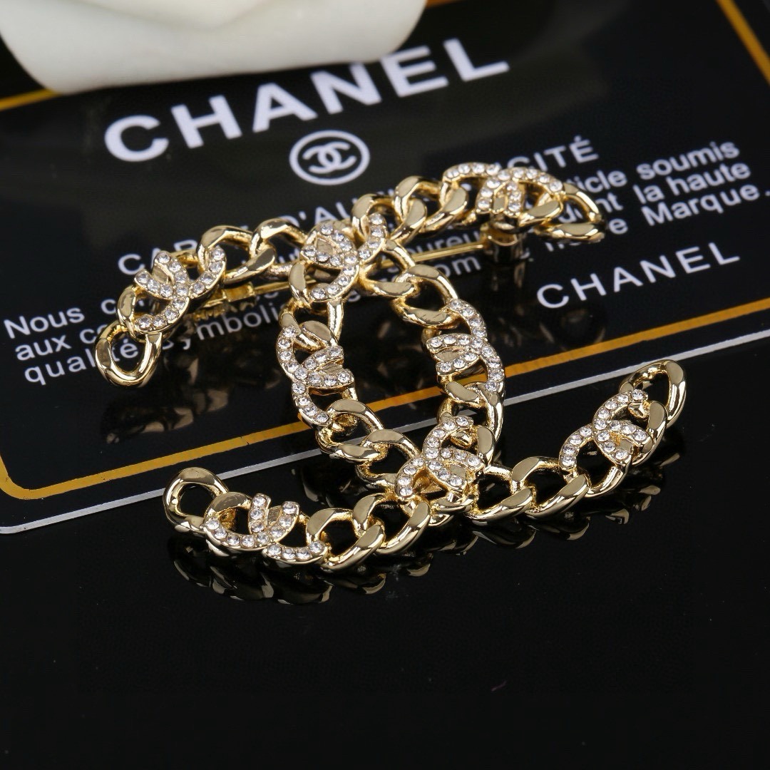 小香Chanel新款满钻双C胸针   ✨每一个细节做工非常精细    这款设计非常美轮美奂 这款真的超级