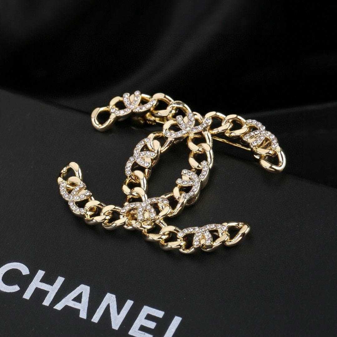小香Chanel新款满钻双C胸针   ✨每一个细节做工非常精细    这款设计非常美轮美奂 这款真的超级