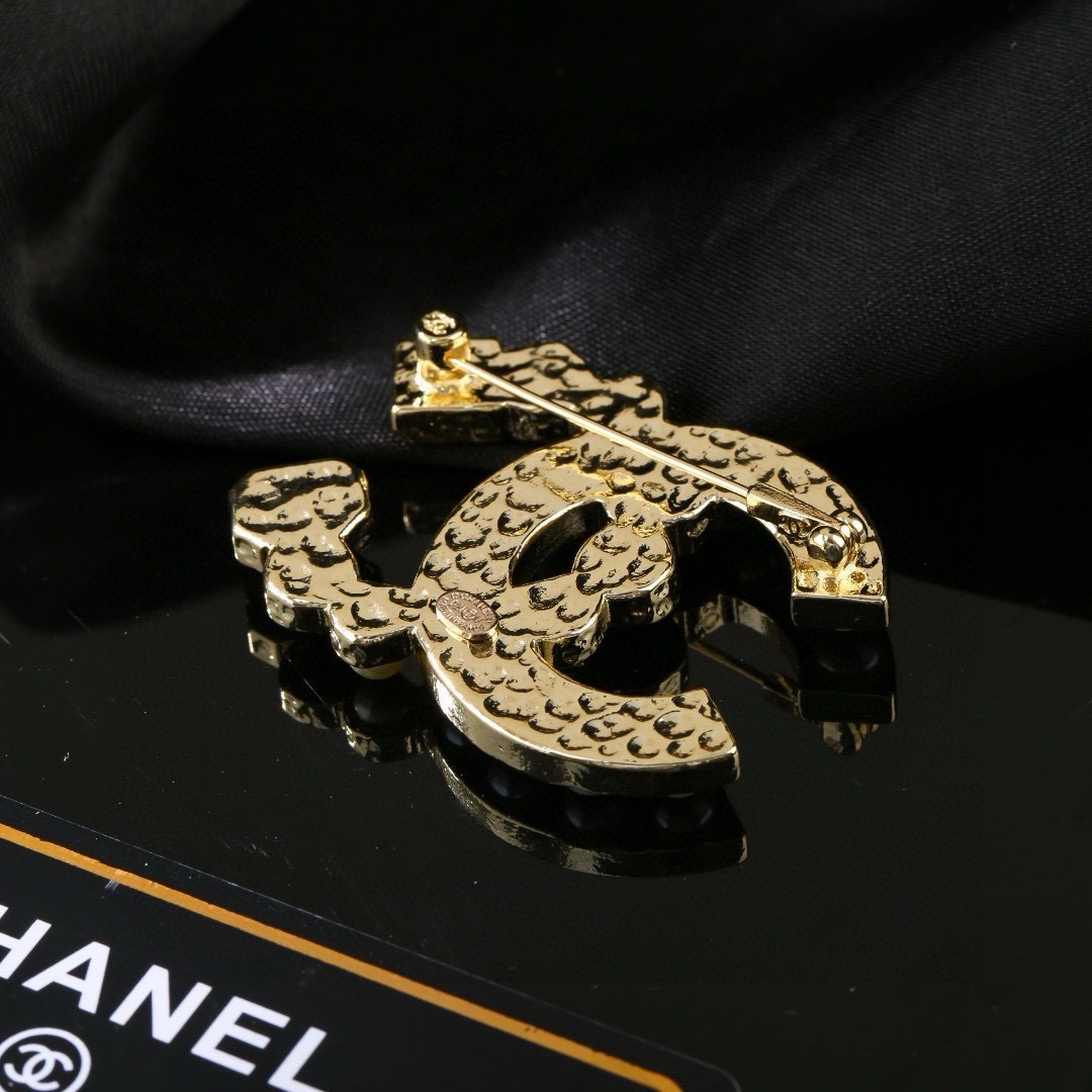 小香 Chanel 秋冬系列 钻石 珍珠 双C胸针  别有心机设计的一款 超级完美 时髦元素添加