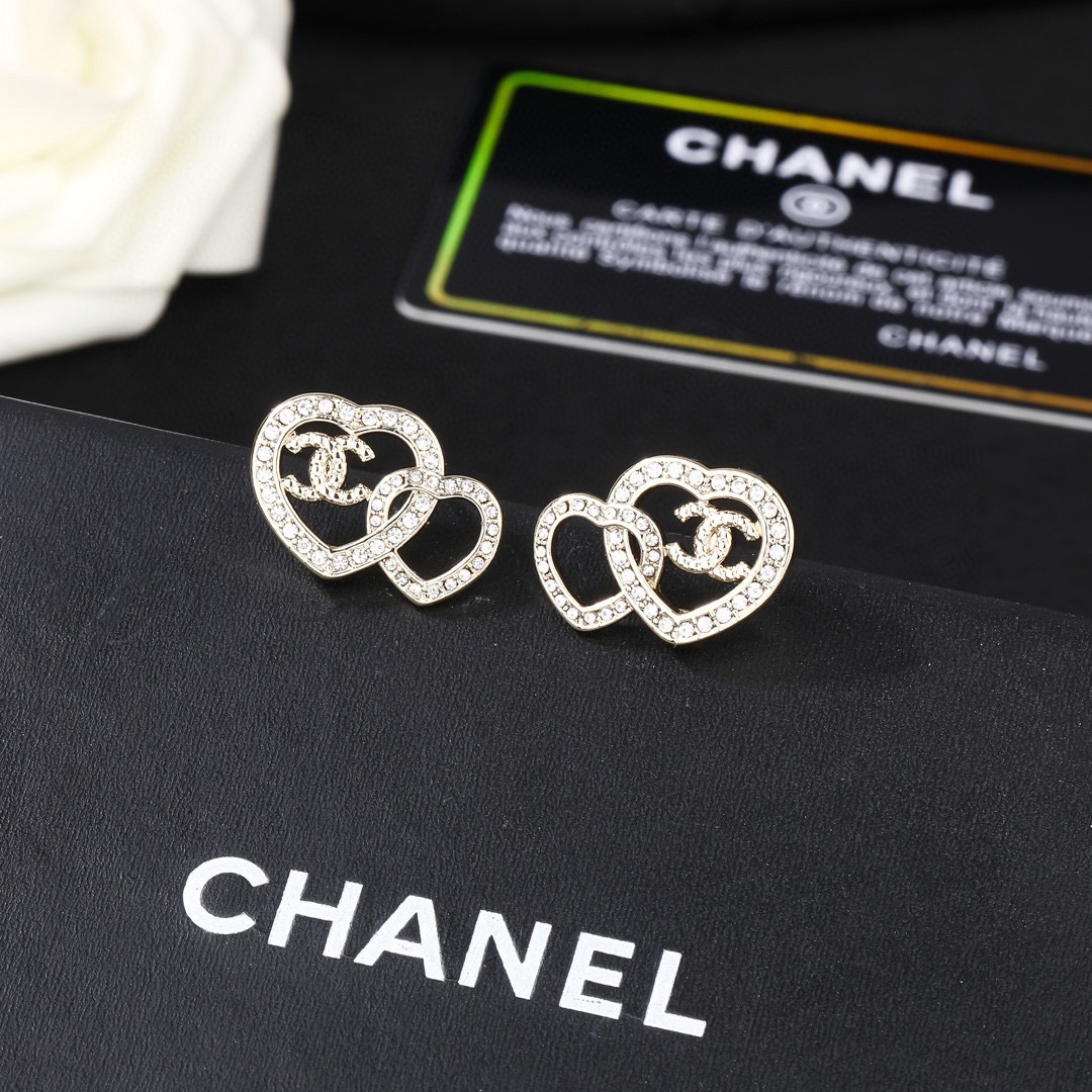 小香 Chanel 新款爱心💗耳环  专柜同步上新 双C耳钉 精工打造原版一致黄铜材质