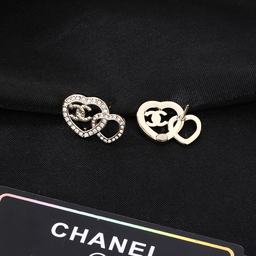 小香 Chanel 新款爱心💗耳环  专柜同步上新 双C耳钉 精工打造原版一致黄铜材质